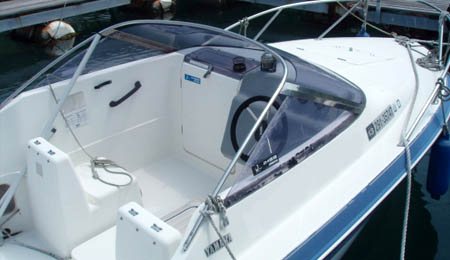 Кокпит лодки Yamaha FR 18