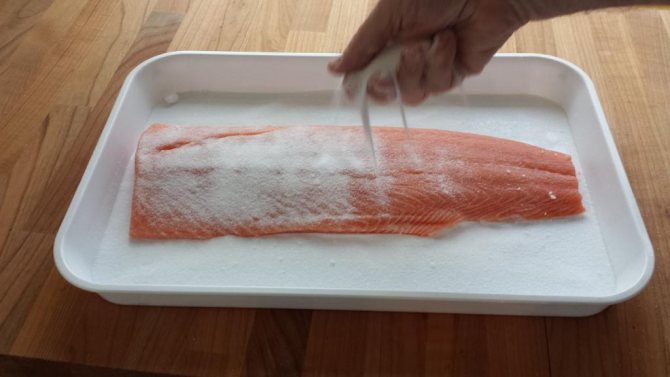 солим рыбу